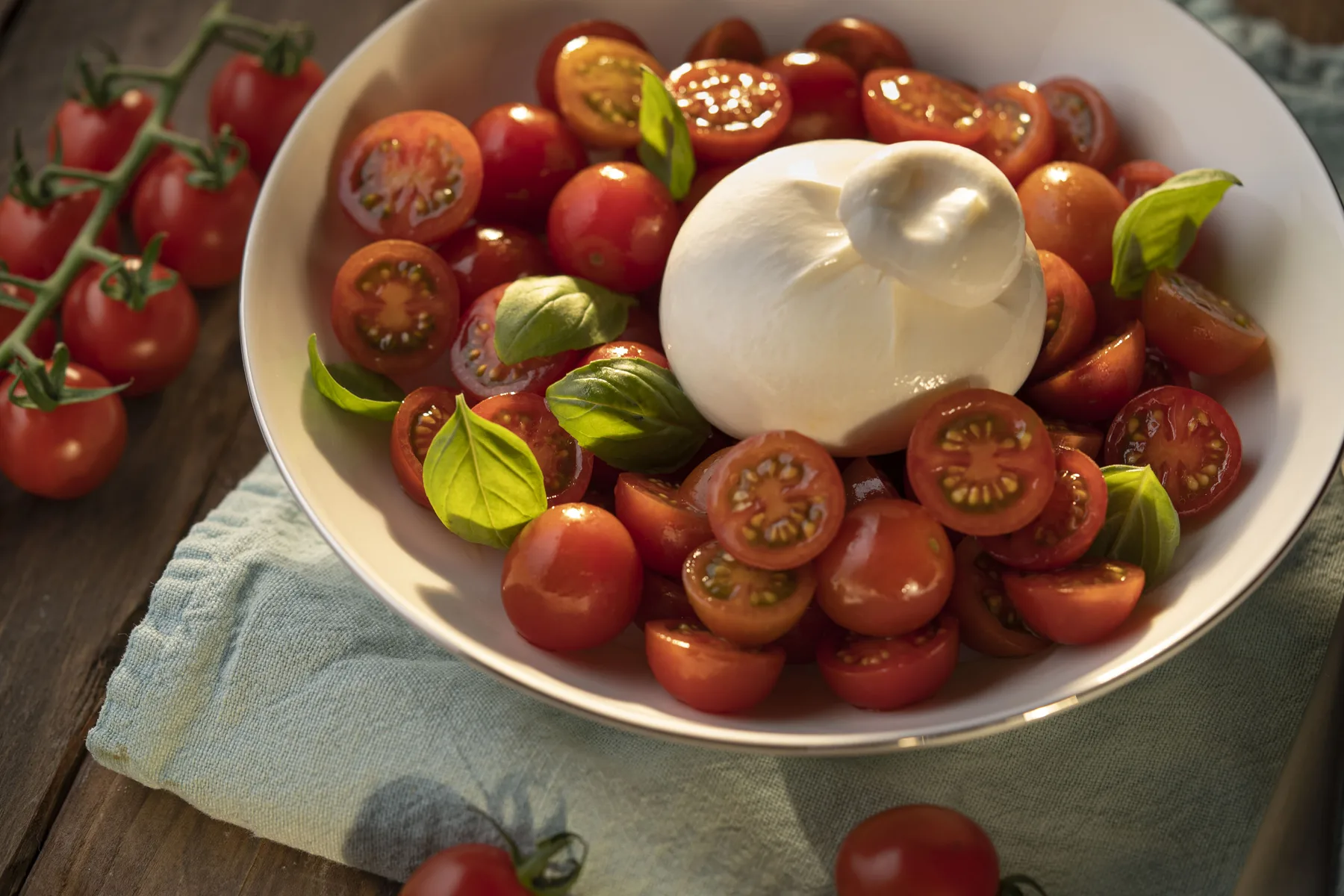 Burrata con tomate cherry en rama Divino Imperial y albahaca
