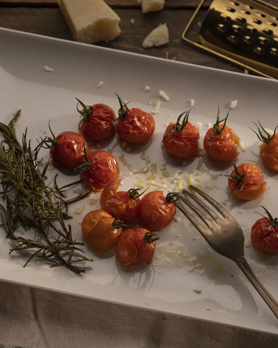 Rama de tomate cherry Divino Imperial marcada con romero